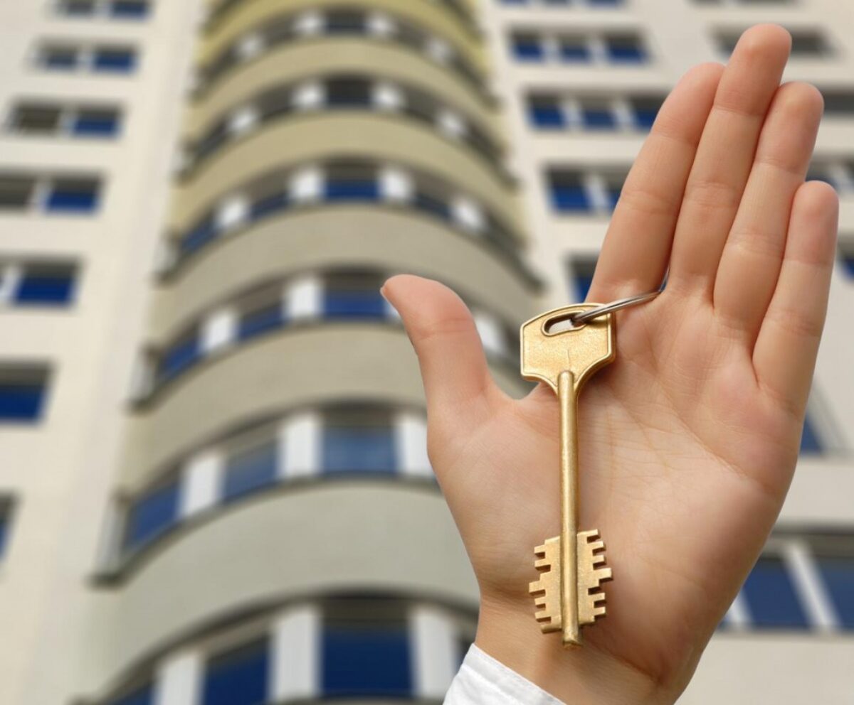 Продажа квартиры обязали. Ключи от квартиры. Ключи от новой квартиры. Ключи от новостройки. Получили ключи от квартиры.